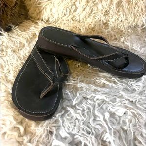 🌻Eddie Bauer leather flip flops size 8.5🌻